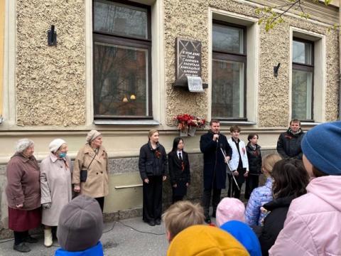 Акция у дома Тани Савичевой Акция у дома Тани Савичевой