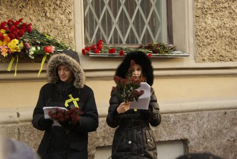 Митинг у дома Тани Савичевой