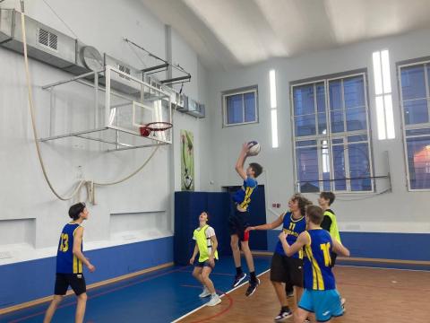 Матч по баскетболу Матч по баскетболу
