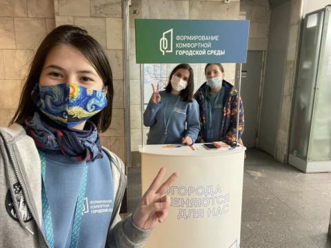 Команда волонтеров помогает петербуржцам принять участие в электронном голосовании за объекты благоустройства Петербурга Команда волонтеров помогает петербуржцам принять участие в электронном голосовании за объекты благоустройства Петербурга